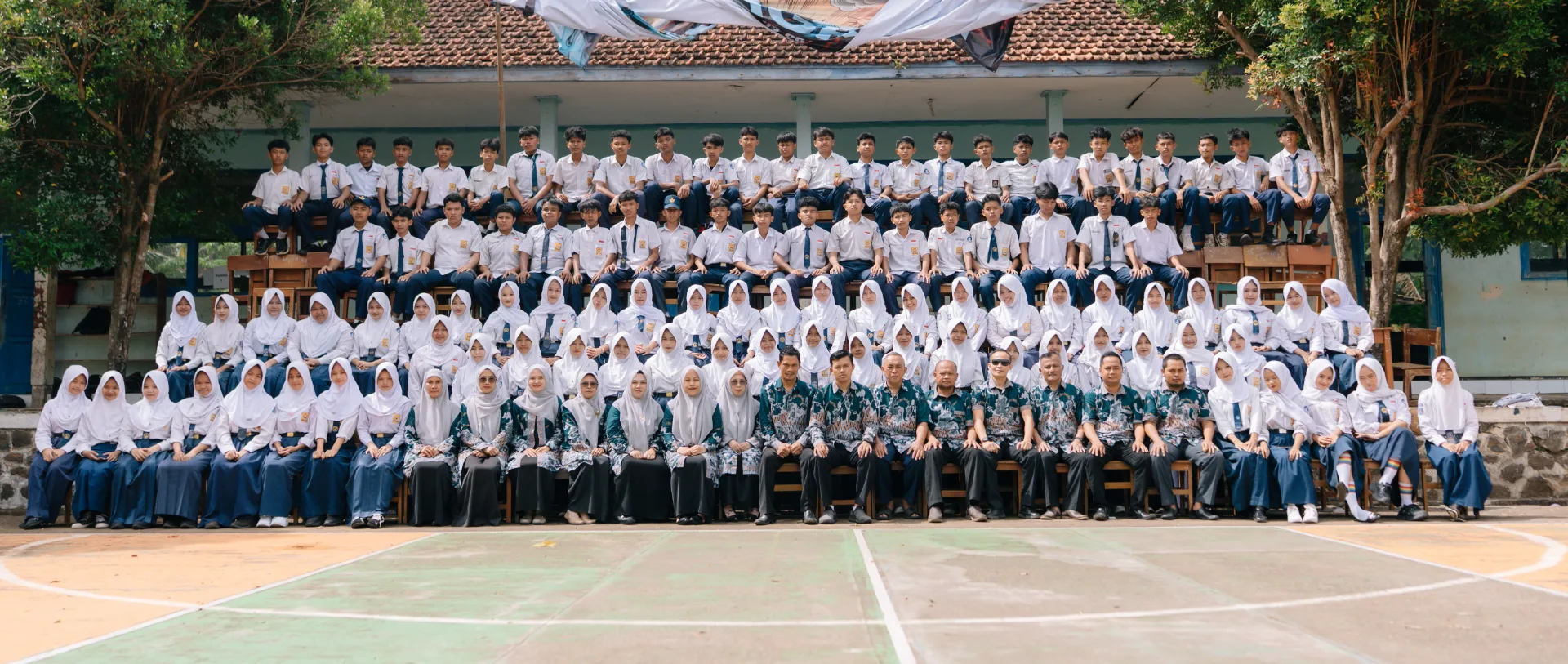 Siswa SMP belajar di kelas interaktif